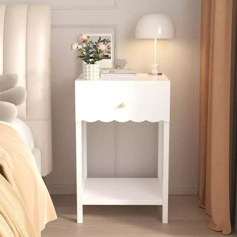 Table de chevet blanche moderne avec tiroir et étagère ouverte, Table de chevet à bords festonnés pour chambre à coucher, Petite table d'appoint minimaliste pour chambre d'enfant ou de fille
