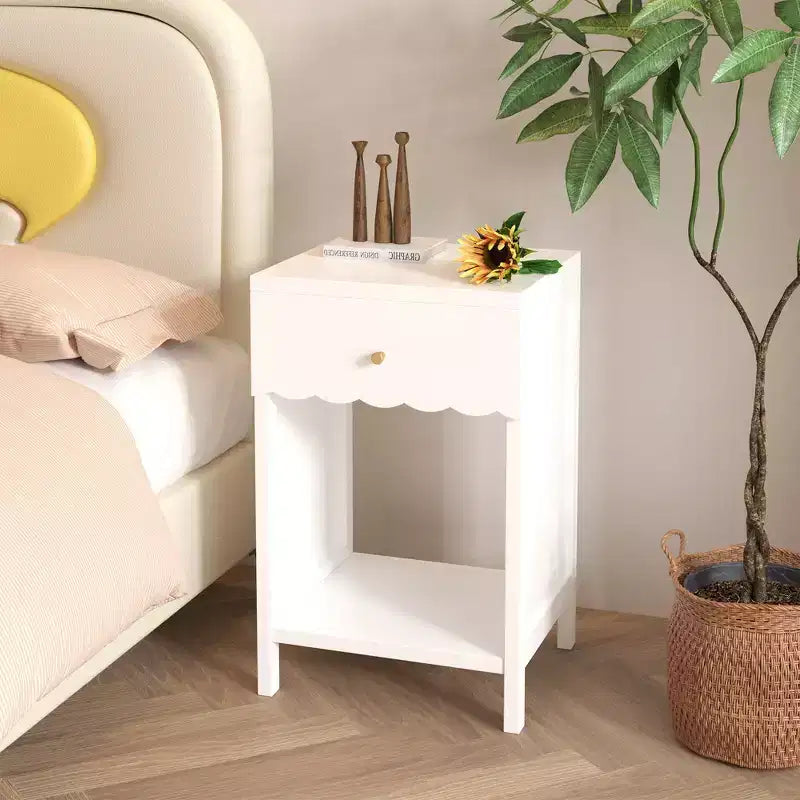 Table de chevet blanche moderne avec tiroir et étagère ouverte, Table de chevet à bords festonnés pour chambre à coucher, Petite table d'appoint minimaliste pour chambre d'enfant ou de fille