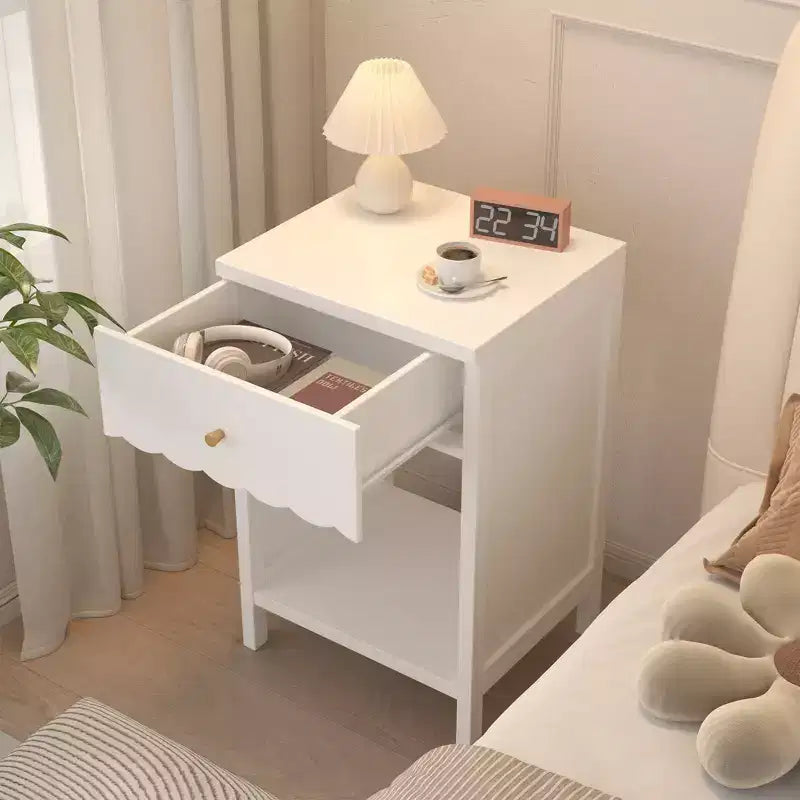 Table de chevet blanche moderne avec tiroir et étagère ouverte, Table de chevet à bords festonnés pour chambre à coucher, Petite table d'appoint minimaliste pour chambre d'enfant ou de fille