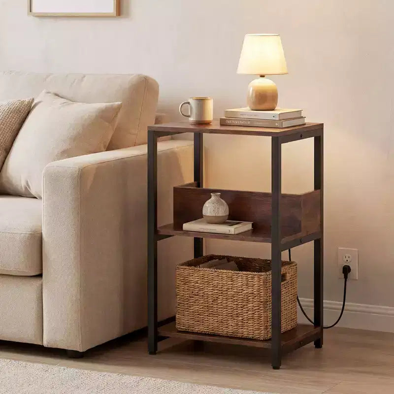 Table de chevet avec station de recharge, table d'appoint à 3 niveaux avec étagères ouvertes et cadre en métal marron