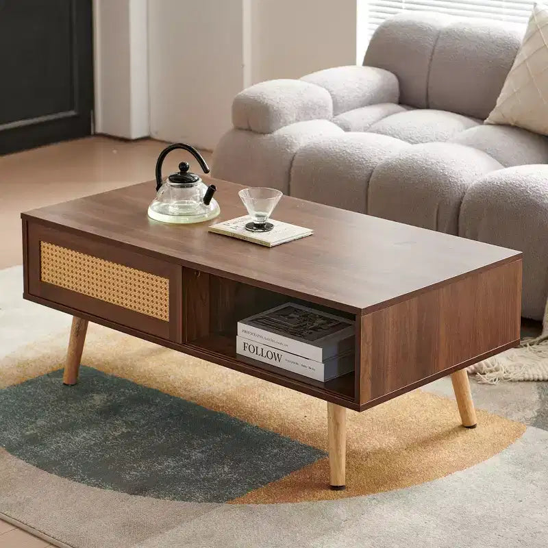 Table basse en rotin de 41,34 pouces, porte coulissante pour le rangement, pieds en bois massif, table moderne pour salon, noyer