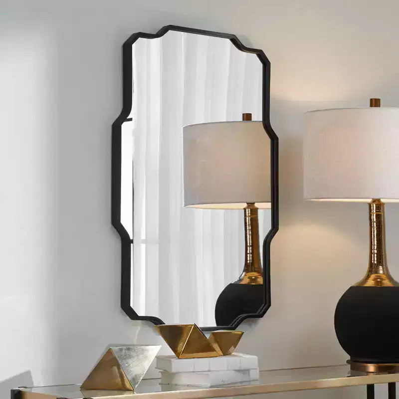 Miroir mural décoratif rectangulaire pour coiffeuse, angles vifs modernes, courbes douces, cadre en fer noir mat, 24 po de large pour salle de bain