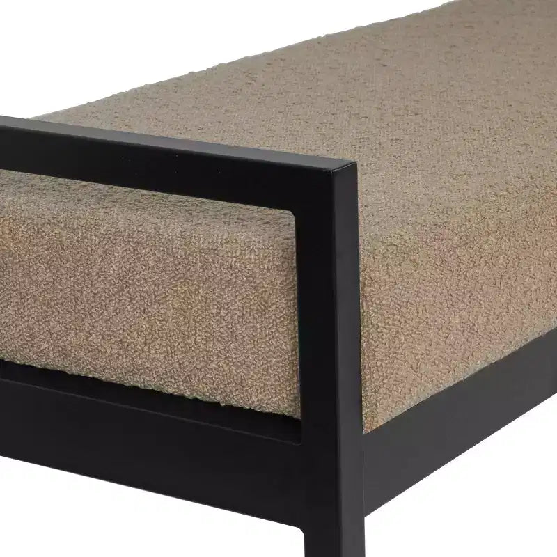 Banc moderne en fausse peau de mouton et métal