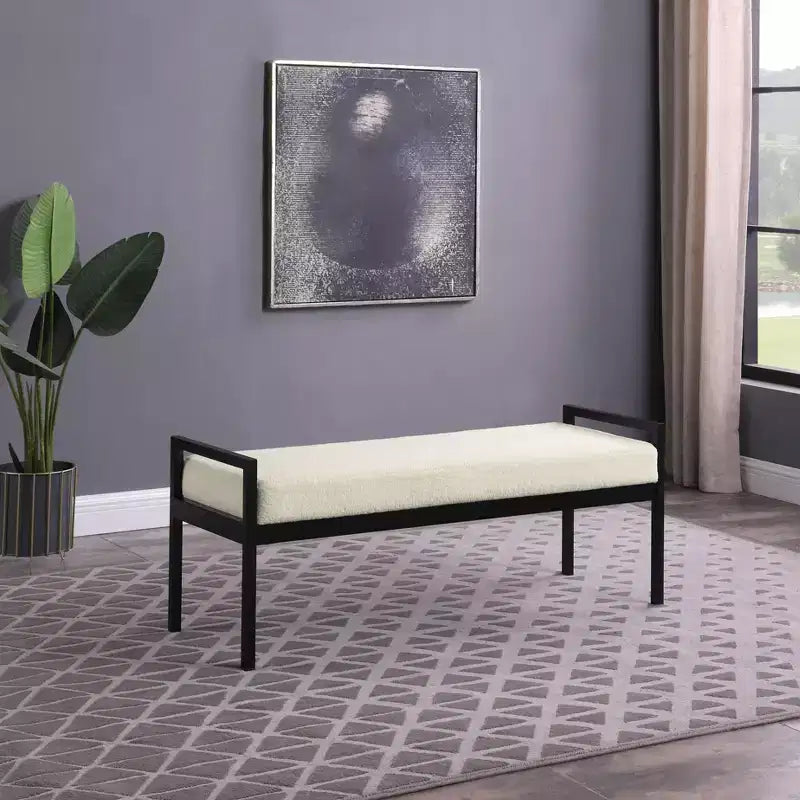 Banc moderne en fausse peau de mouton et métal